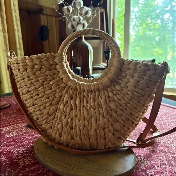JustFab Tan Woven Tote Bag - Picture 3 of 16